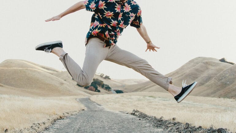 person hoppar i sanden för en förebyggande framtid